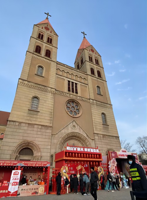 2月1日至2月5日，“好品山東 商行天下”主題的山東消費(fèi)促進(jìn)年暨“樂購青島”龍年消費(fèi)節(jié)在青島中山路海誓山盟廣場舉行。集團(tuán)旗下“青島”“嶗山”兩個中華老字號品牌，以“千好萬好不如青島 千難萬難不離嶗山”為主題在“中華老字號賀年會”C位設(shè)立聯(lián)合特展區(qū)。圖為活動全景(1).jpg